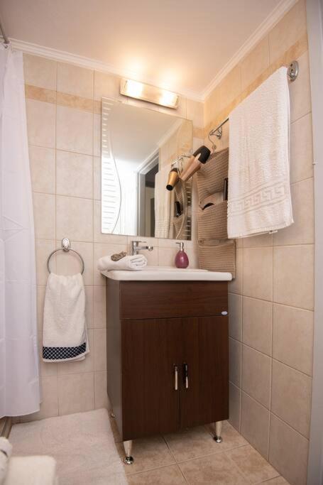 Lovely,Central, Spacious 2-Bedrooms Apartment Piraeus Buitenkant foto