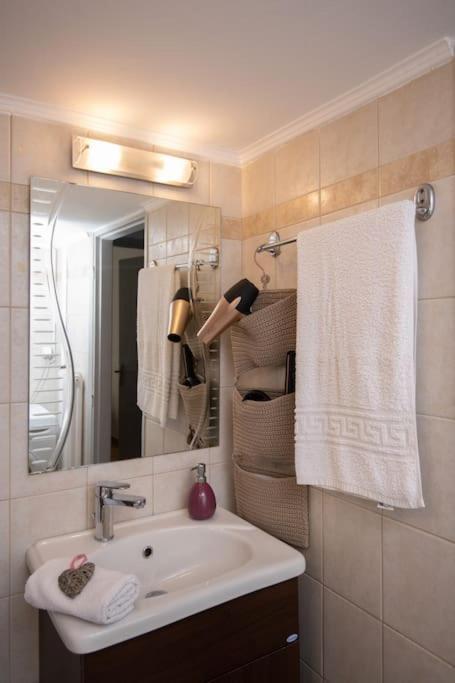 Lovely,Central, Spacious 2-Bedrooms Apartment Piraeus Buitenkant foto