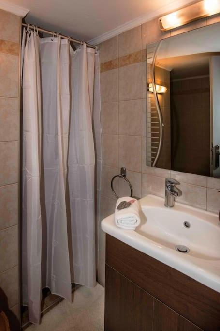 Lovely,Central, Spacious 2-Bedrooms Apartment Piraeus Buitenkant foto